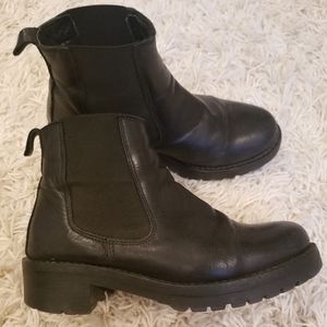 Black leather Chelsea Boots